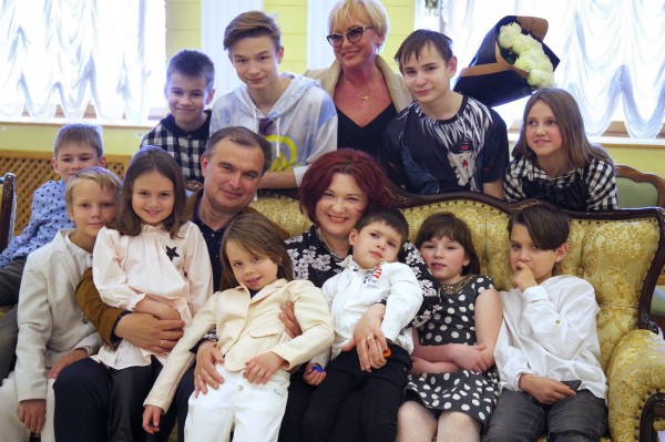 &laquo;Наши дети - это наше богатство&raquo;. Воронежскую многодетную семью наградили почетным знаком