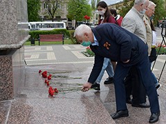 Вадим Кстенин возложил цветы к могиле Неизвестного Солдата на площади Победы