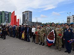 Вадим Кстенин возложил цветы к могиле Неизвестного Солдата на площади Победы