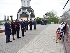 Вадим Кстенин возложил цветы к могиле Неизвестного Солдата на площади Победы
