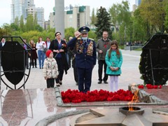 Вадим Кстенин возложил цветы к могиле Неизвестного Солдата на площади Победы