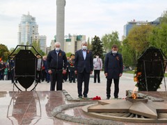 Вадим Кстенин возложил цветы к могиле Неизвестного Солдата на площади Победы