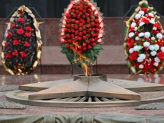 Вадим Кстенин возложил цветы к могиле Неизвестного Солдата на площади Победы