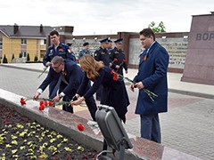 Вадим Кстенин возложил цветы к могиле Неизвестного Солдата на площади Победы