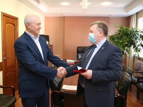 Заслуженного врача РФ Сергея Щербакова наградили памятным знаком &laquo;Воронеж &ndash; город воинской славы&raquo;