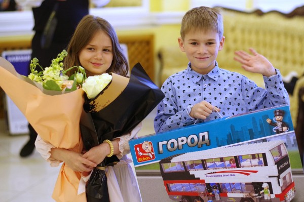 &laquo;Наши дети - это наше богатство&raquo;. Воронежскую многодетную семью наградили почетным знаком