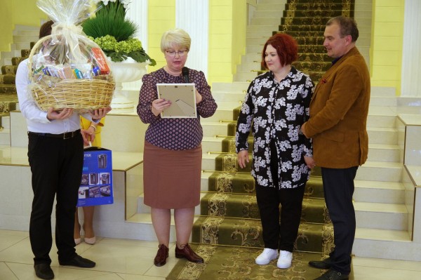 &laquo;Наши дети - это наше богатство&raquo;. Воронежскую многодетную семью наградили почетным знаком