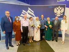 В Железнодорожном районе поздравили семьи, отметившие золотую и деревянную свадьбы, с Международным днем семьи