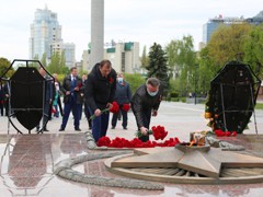 Вадим Кстенин возложил цветы к могиле Неизвестного Солдата на площади Победы