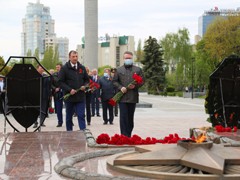 Вадим Кстенин возложил цветы к могиле Неизвестного Солдата на площади Победы