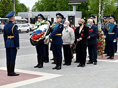 Вадим Кстенин возложил цветы к могиле Неизвестного Солдата на площади Победы