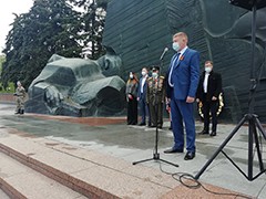 Вадим Кстенин возложил цветы к могиле Неизвестного Солдата на площади Победы