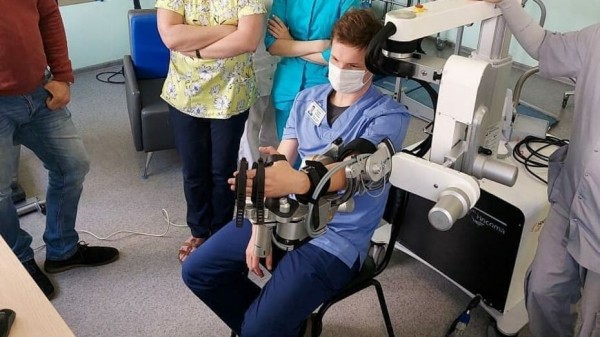 Экзоскелет кисти появился в Воронежской областной больнице