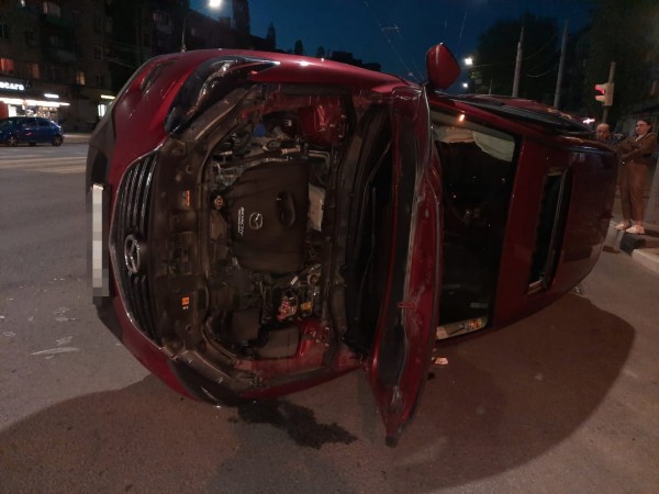 В Воронеже опубликованы фото с места ДТП с перевернувшейся на бок Mazda CX-5