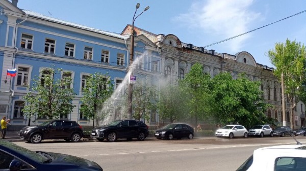 У воронежского объекта культурного наследия из-под земли забил фонтан