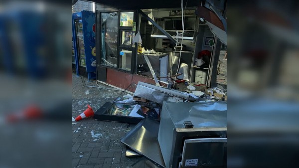 Уходивший от погони водитель протаранил киоск фастфуда в Воронеже