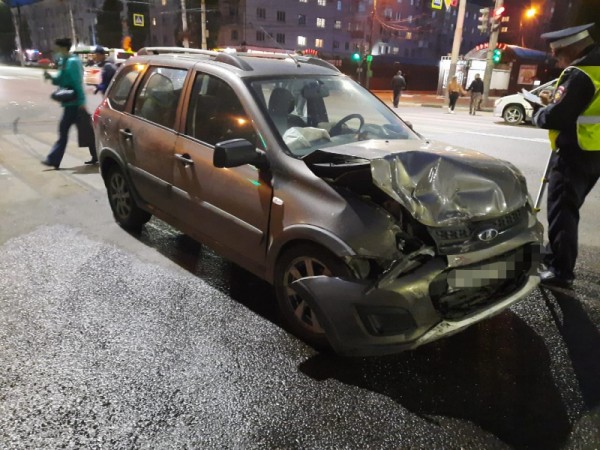 В Воронеже после ДТП с завалившейся на бок Mazda госпитализировали 60-летнюю женщину