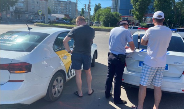 В Воронеже гаишники устроили рейд для поиска таксистов-нарушителей