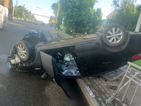 Иномарка снесла ограждение в центре Воронежа и перевернулась