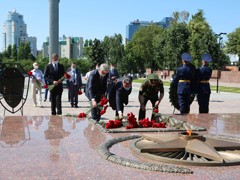 Глава Воронежа Вадим Кстенин принял участие в церемонии возложения цветов и венков к могиле Неизвестного солдата