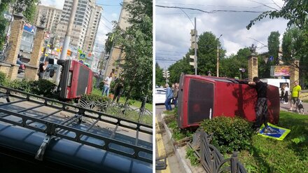 ВАЗ вылетел на пешеходный бульвар в центре Воронежа и опрокинулся