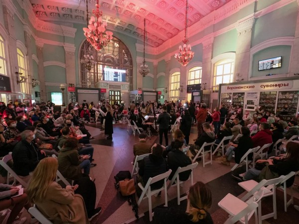 Опера на вокзале и девушка-землекоп. Как в Воронеже прошли перформансы Платоновфеста