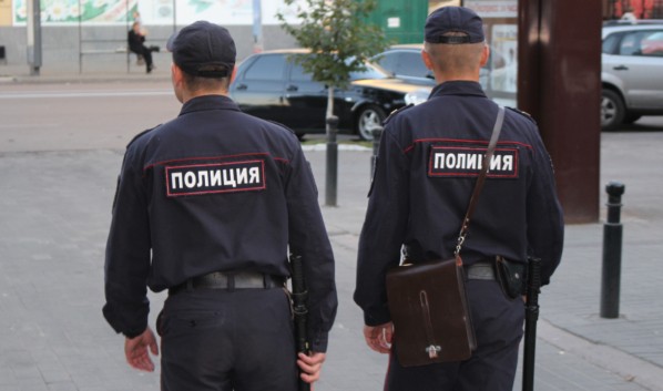 Житель Воронежа на площади Детей сломал нос полицейскому