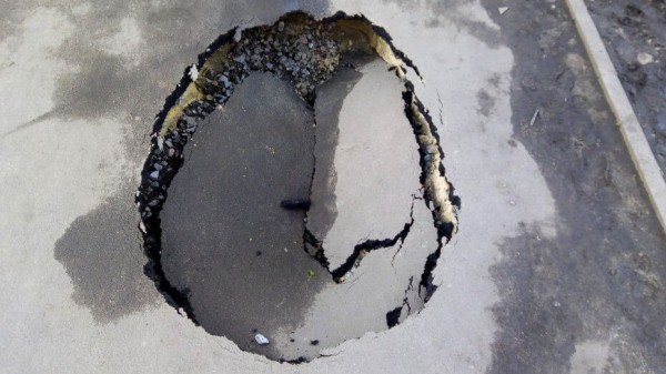 Участок тротуара провалился на Московском проспекте после ливня в Воронеже