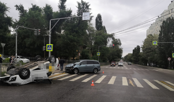 В Воронеже после ДТП на крышу опрокинулась машина Яндекс.Такси