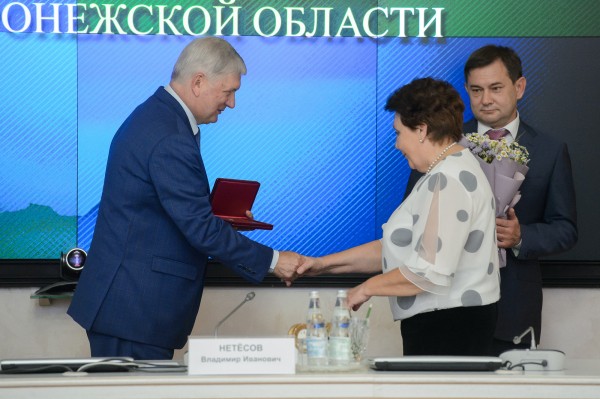 Александр Гусев наградил заслуженных и уважаемых жителей Воронежской области