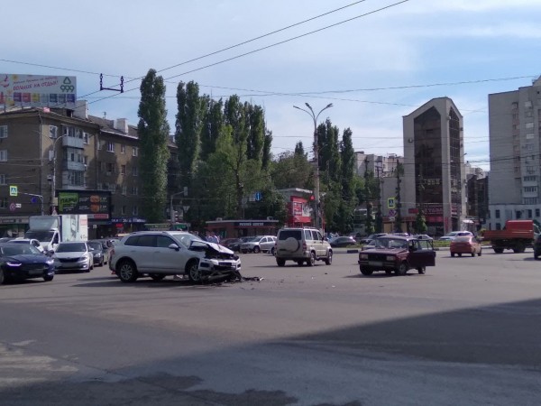 Молодые водители не смогли разъехаться на площади Застава в Воронеже: двоих госпитализировали