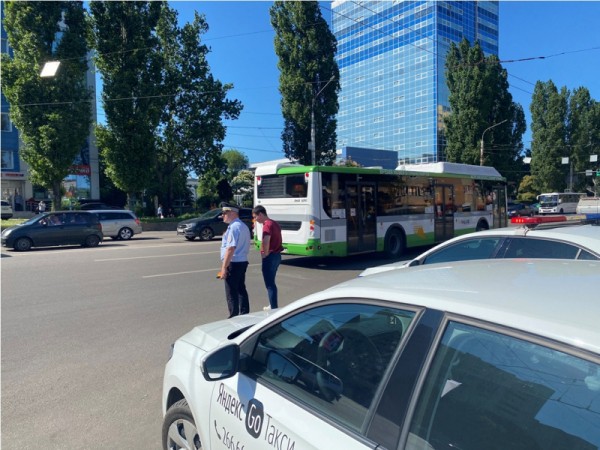 В Воронеже гаишники устроили рейд для поиска таксистов-нарушителей
