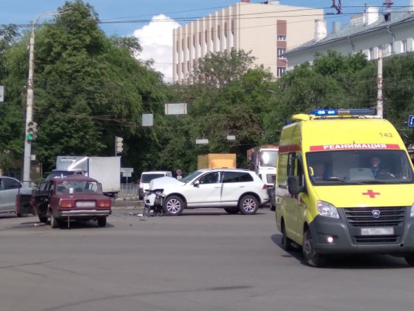Молодые водители не смогли разъехаться на площади Застава в Воронеже: двоих госпитализировали