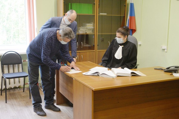 &laquo;Прячется за спины адвокатов и мамы&raquo;. В Воронеже судят участкового за ДТП с 2 жертвами