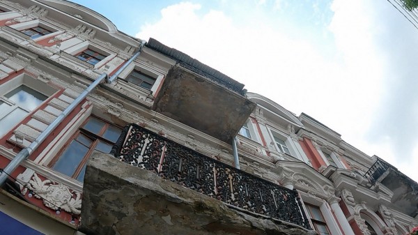 &laquo;Фасад отваливается кусками&raquo;. Один из самых известных домов Воронежа начал разрушаться