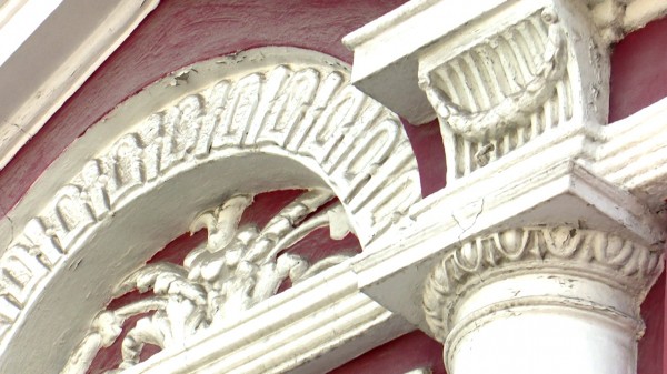 &laquo;Фасад отваливается кусками&raquo;. Один из самых известных домов Воронежа начал разрушаться