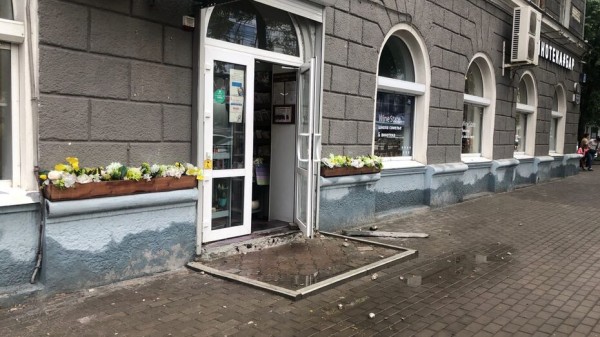 После ливня у дома в центре Воронежа отвалилась часть лепнины