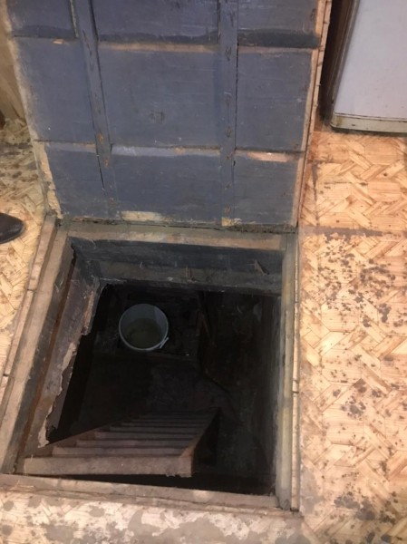 В центре Воронежа горожанин под угрозой ножа запер в подвале дома женщину и ребёнка