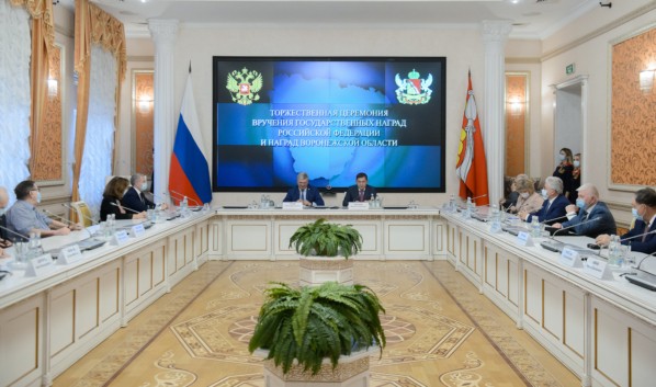 Александр Гусев наградил заслуженных и уважаемых жителей Воронежской области