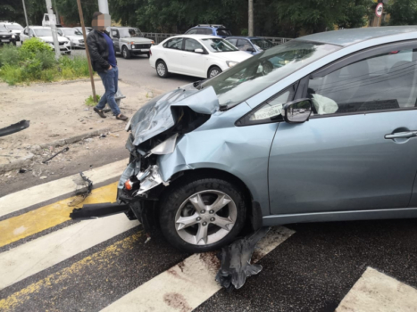 В Воронеже после ДТП на крышу опрокинулась машина Яндекс.Такси