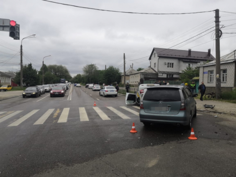 В Воронеже после ДТП на крышу опрокинулась машина Яндекс.Такси