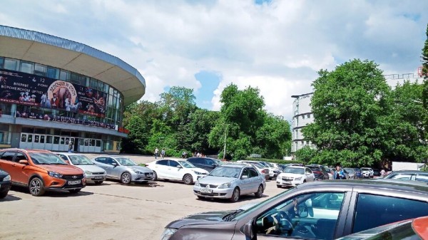 Въезд на парковку у Воронежского цирка ограничат