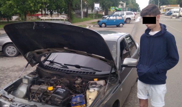 Водителя ВАЗа, накопившего штрафов на 72 тысячи, арестовали за езду без прав