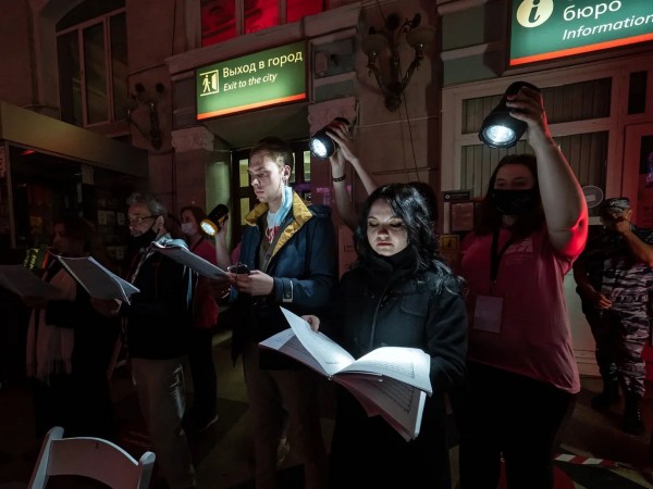 Опера на вокзале и девушка-землекоп. Как в Воронеже прошли перформансы Платоновфеста