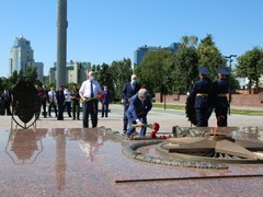 Глава Воронежа Вадим Кстенин принял участие в церемонии возложения цветов и венков к могиле Неизвестного солдата
