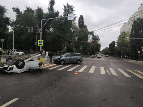 В Воронеже после ДТП на крышу опрокинулась машина Яндекс.Такси