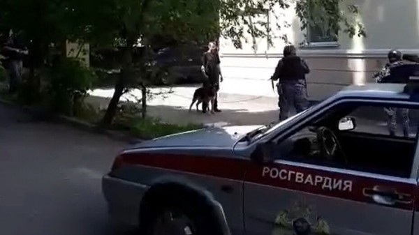 Пьяный мужчина с овчаркой устроил дебош на День России в Воронеже