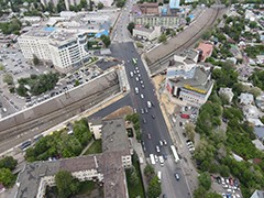 За 7 часов дорожники уложили верхний слой дорожного покрытия на путепроводе и съездах