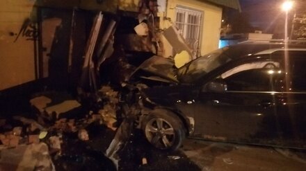 В Воронеже легковушка разнесла магазин после ДТП на перекрёстке