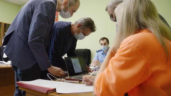 &laquo;Прячется за спины адвокатов и мамы&raquo;. В Воронеже судят участкового за ДТП с 2 жертвами